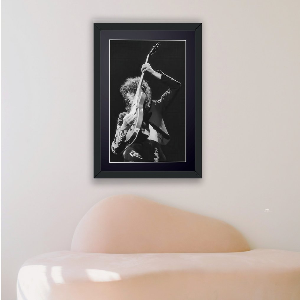 Jimmy Page - Led Zeppelin 1975 - Fine Art Photography - Luxury Wooden Frame 70X50 cm - Limited Edition 03 of 20 - Serial 144 - Original Certificate (COA), Hologram - 100% New. Shipping Reduction from 3 items #1.0