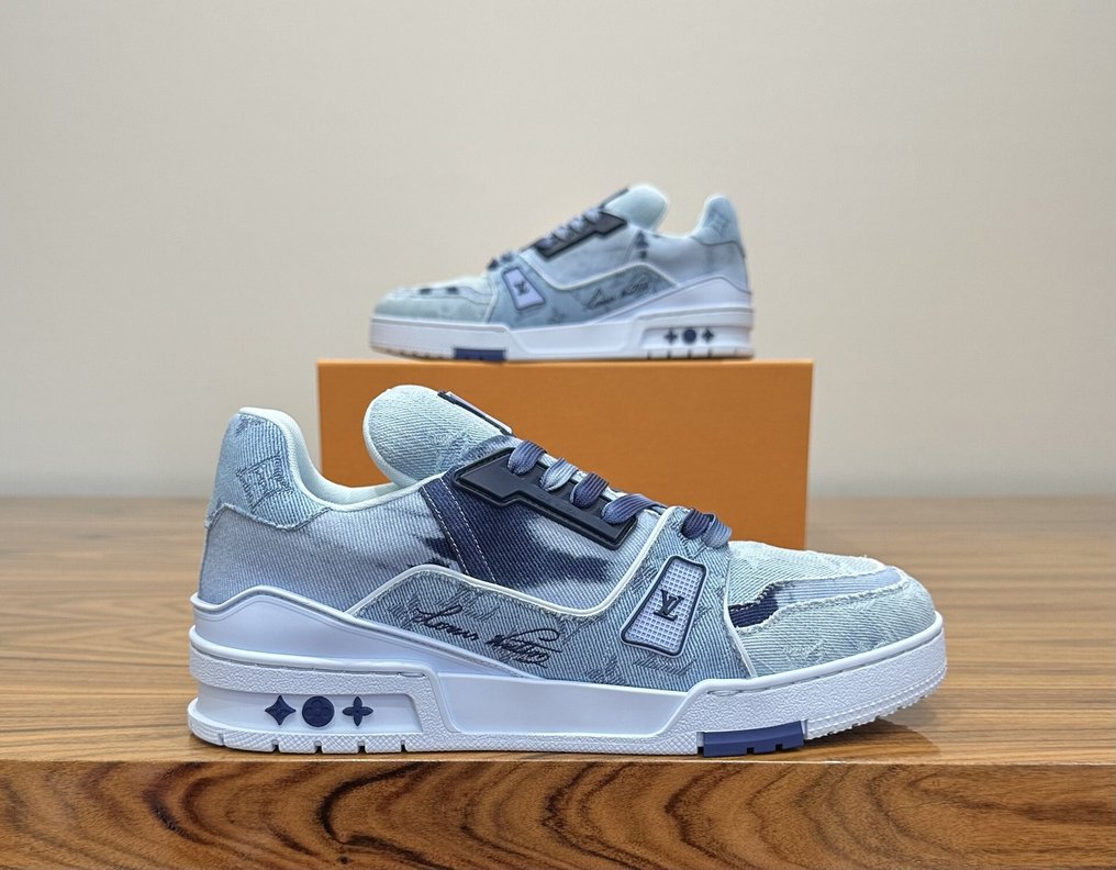 Louis Vuitton - LV Trainer Bleached Monogram Denim Light Blue / Navy - Zapatillas deportivas - Tamaño: EU 42 #1.1