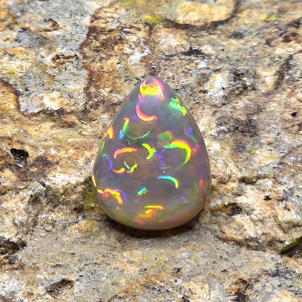 Noble and natural Ethiopian opal stone with a teardrop cabochon. ø 15x11.7 mm, ct. 5.72- 1.14 g - (1) #4.3