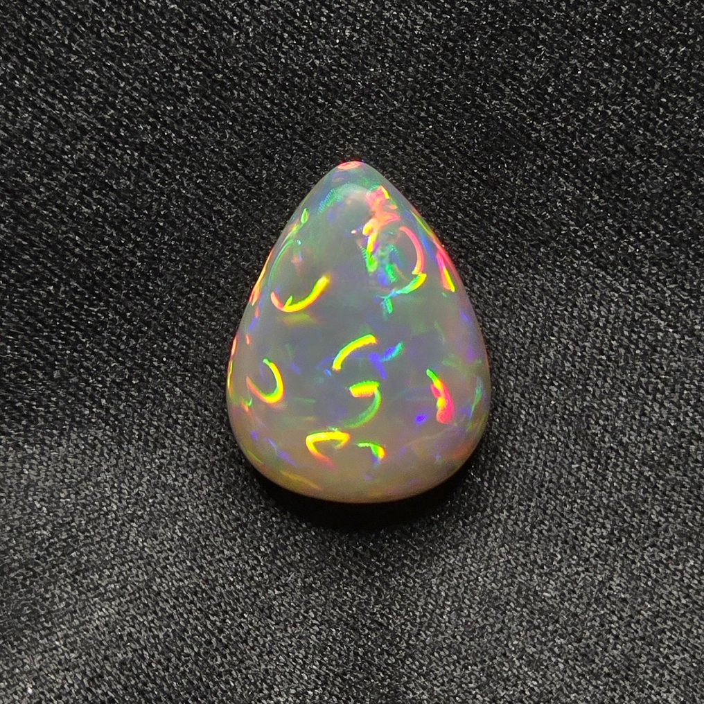 Noble and natural Ethiopian opal stone with a teardrop cabochon. ø 15x11.7 mm, ct. 5.72- 1.14 g - (1) #3.2