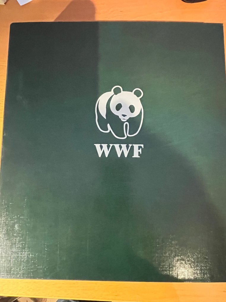 不同的国家  - 由WWF发行的邮票和首日封收藏，装在两个相册和磁带中。 #1.0