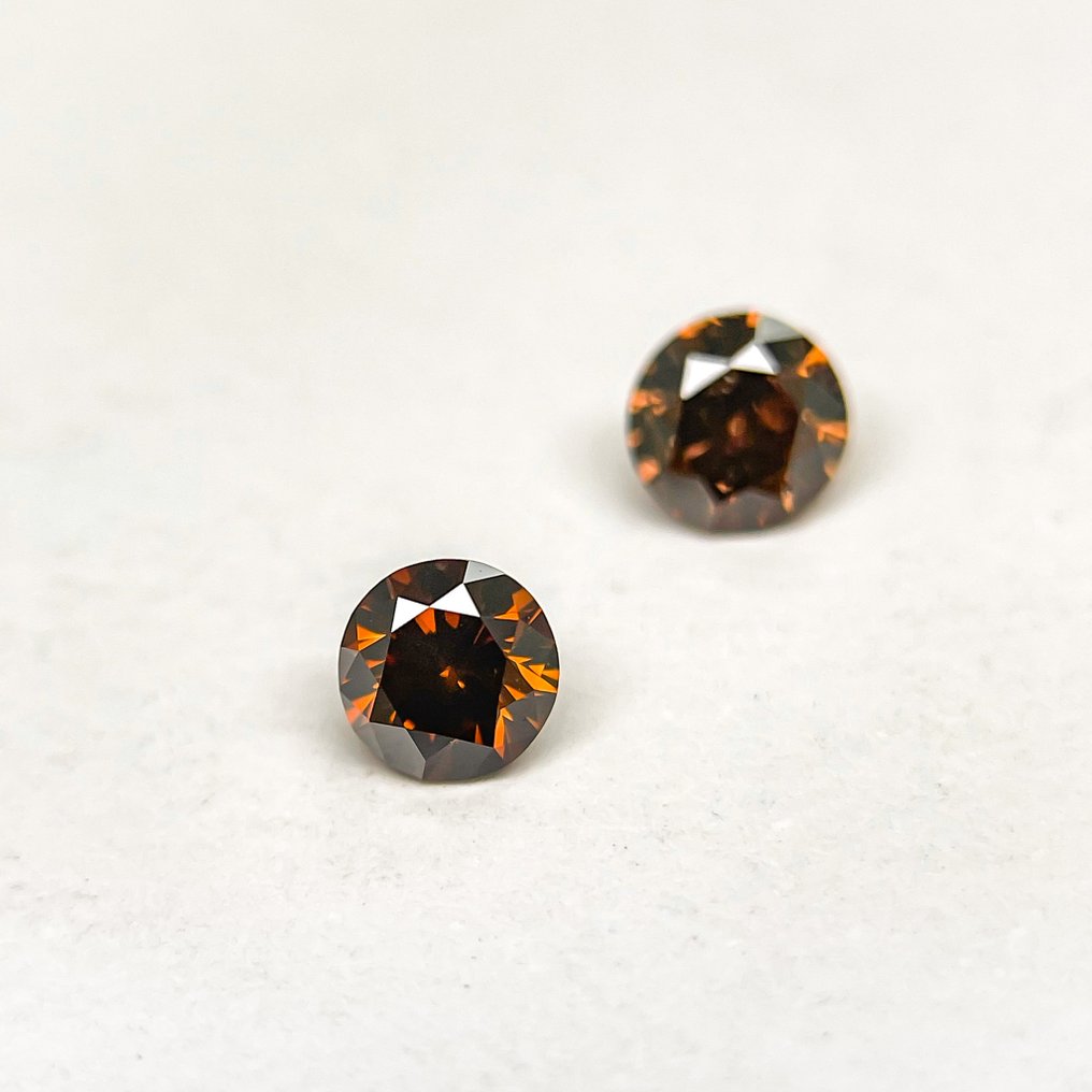 2 pcs Diamond (Natural coloured) - 0.47 ct - Round - Fancy dark Orangy Brown - Not specified in lab report - Gemological Institute of America (GIA) #2.1