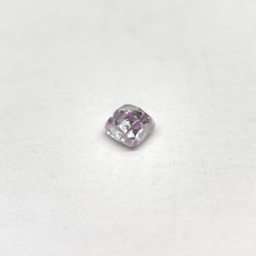 1 pcs 钻石  (天然色彩的)  - 0.62 ct - 枕形 - Fancy intense 粉红色 紫色 - 实验室报告中未指明 - 美国宝石研究院（GIA） #3.2