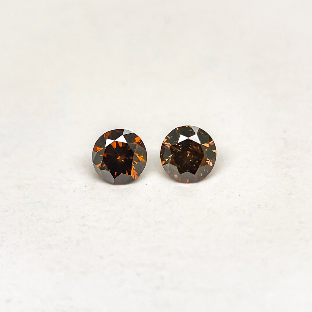 2 pcs Diamond (Natural coloured) - 0.47 ct - Round - Fancy dark Orangy Brown - Not specified in lab report - Gemological Institute of America (GIA) #1.0