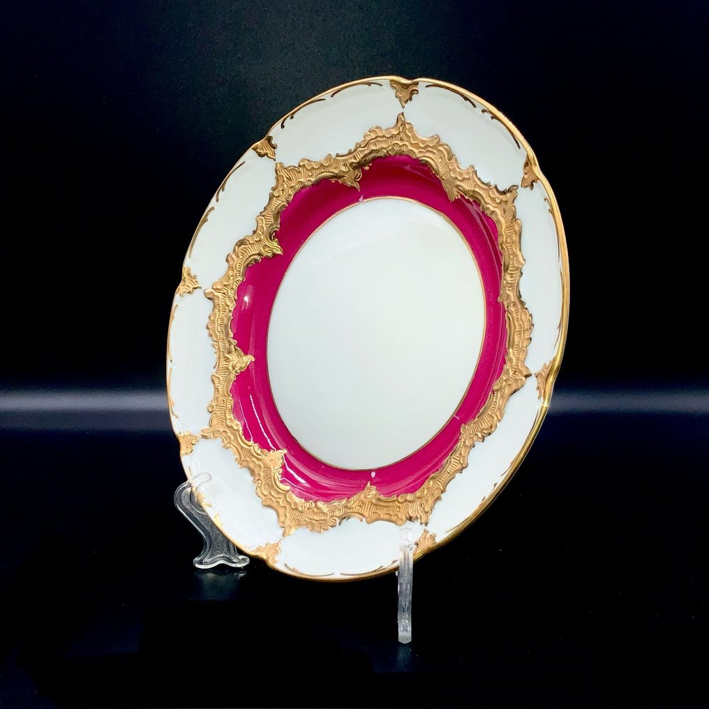E.A.Leuteritz - Meissen - Opulent Style Plate (20 cm) - "B-form" - Red Burgundy - Plate - Hand Painted Porcelain #2.1
