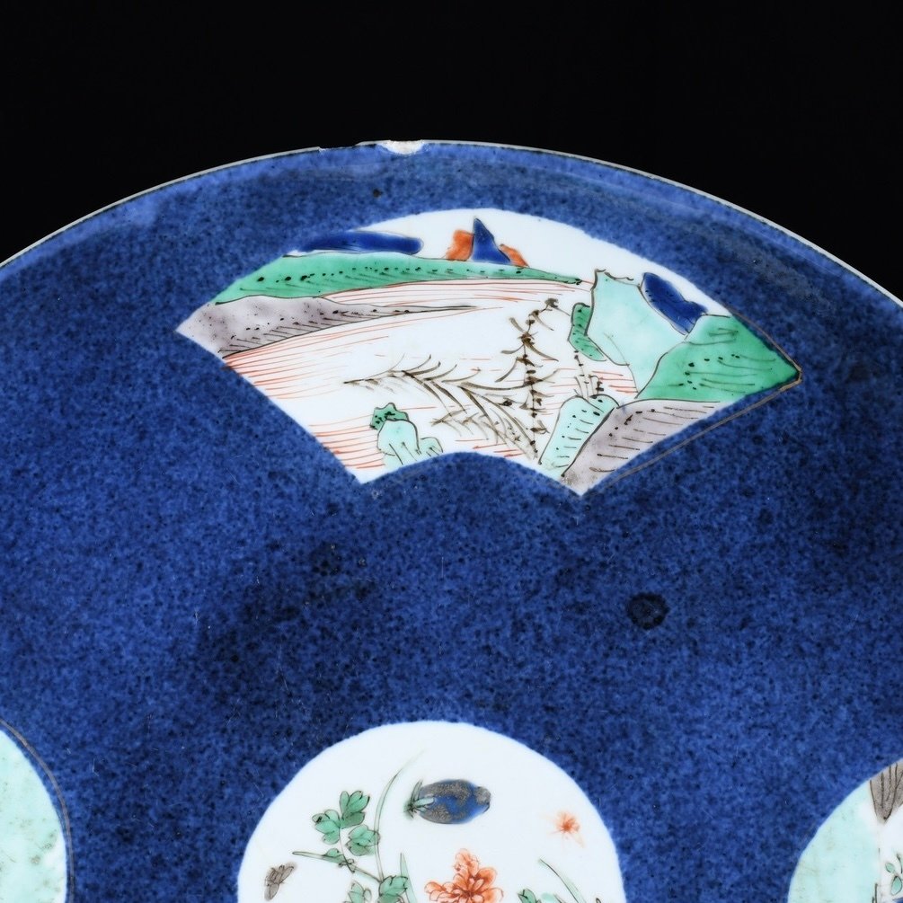 Étel - Grande coupe bleu poudré aux émaux de la Famille Verte à décor de paysages - Porcelán #1.0