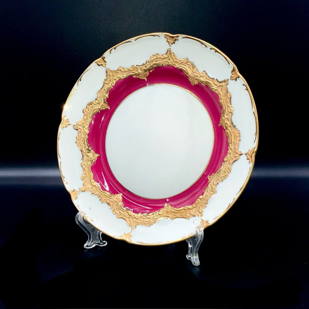 E.A.Leuteritz - Meissen - Opulent Style Plate (20 cm) - "B-form" - Red Burgundy - Plate - Hand Painted Porcelain #1.0