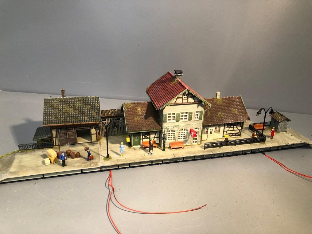 Faller, Noch, Preiser, Viessmann H0 - Κατασκευή τρένων μοντελισμού (1) - Κτίριο σταθμών Altenstein με φιγούρες, με καιρό, φωτισμός. #1.0