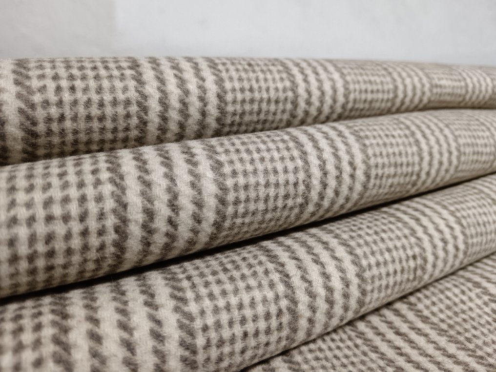 Pure virgin wool felt measures 5.40 x 1.50 m. - Textile - 540 cm - 150 cm - Pure virgin wool, combed. #1.0