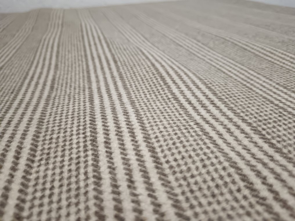 Pure virgin wool felt measures 5.40 x 1.50 m. - Textile - 540 cm - 150 cm - Pure virgin wool, combed. #2.1