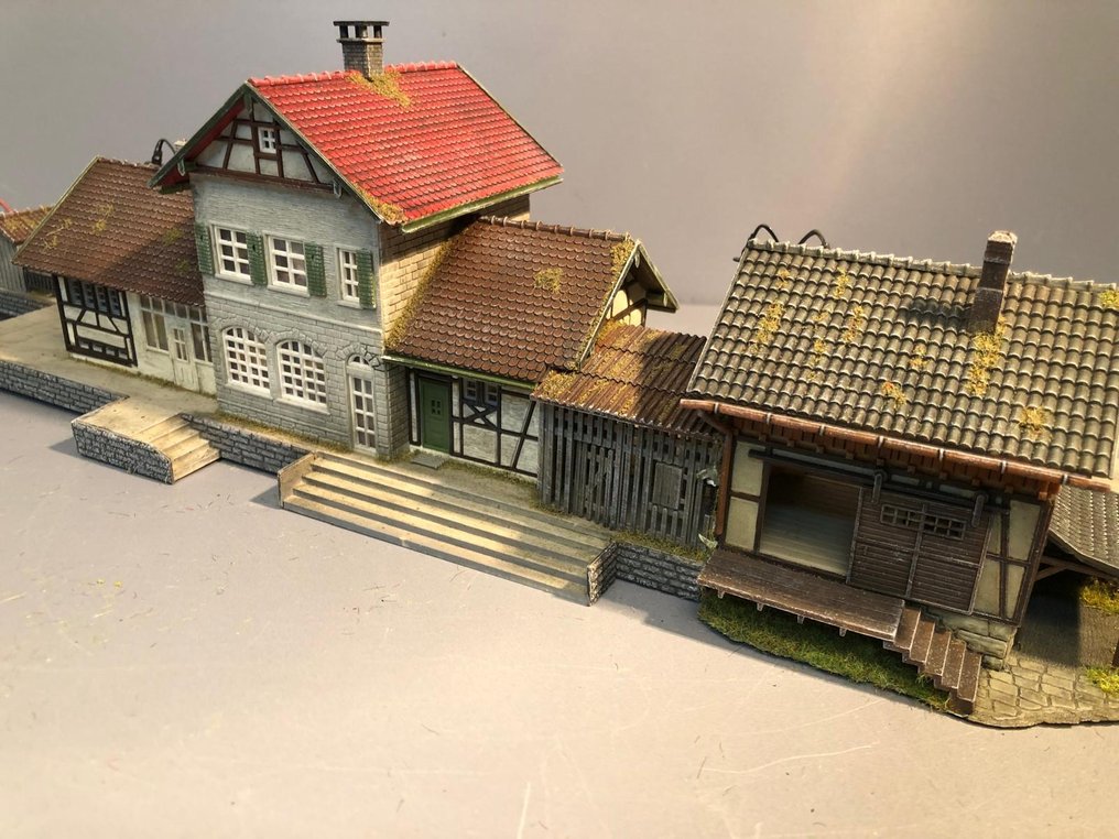 Faller, Noch, Preiser, Viessmann H0 - Κατασκευή τρένων μοντελισμού (1) - Κτίριο σταθμών Altenstein με φιγούρες, με καιρό, φωτισμός. #4.3