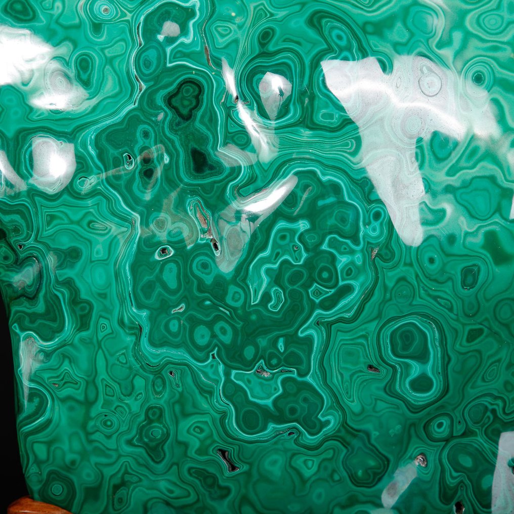 A sculptural piece of strong visual impact: this natural malachite. Fluid-Form Malachite – with Wooden Base - Height: 500 mm - Width: 325 mm- 10910 g #2.1