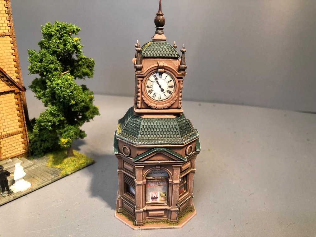 Kibri H0 - Byggnader till modelltåg (1) - Geweatherd/ full, klok, målad. #2.1