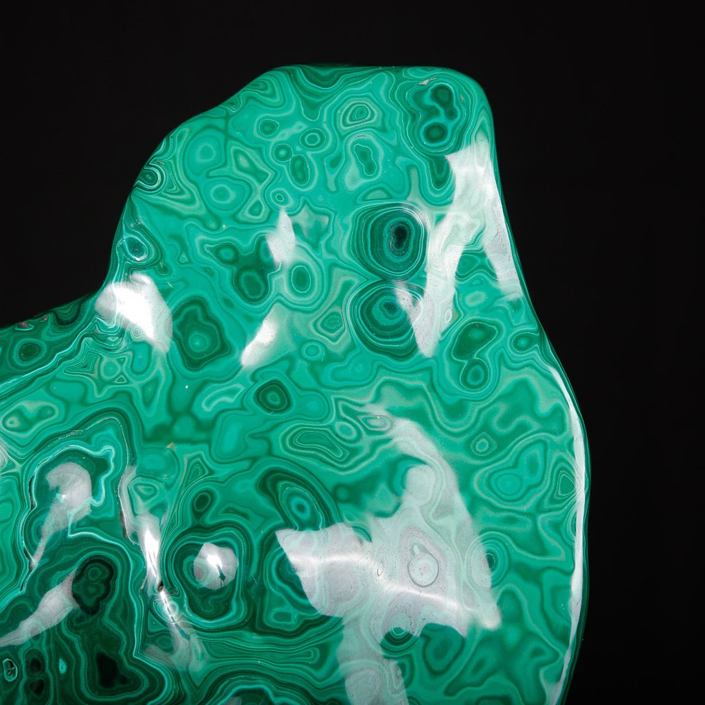 A sculptural piece of strong visual impact: this natural malachite. Fluid-Form Malachite – with Wooden Base - Height: 500 mm - Width: 325 mm- 10910 g #3.2