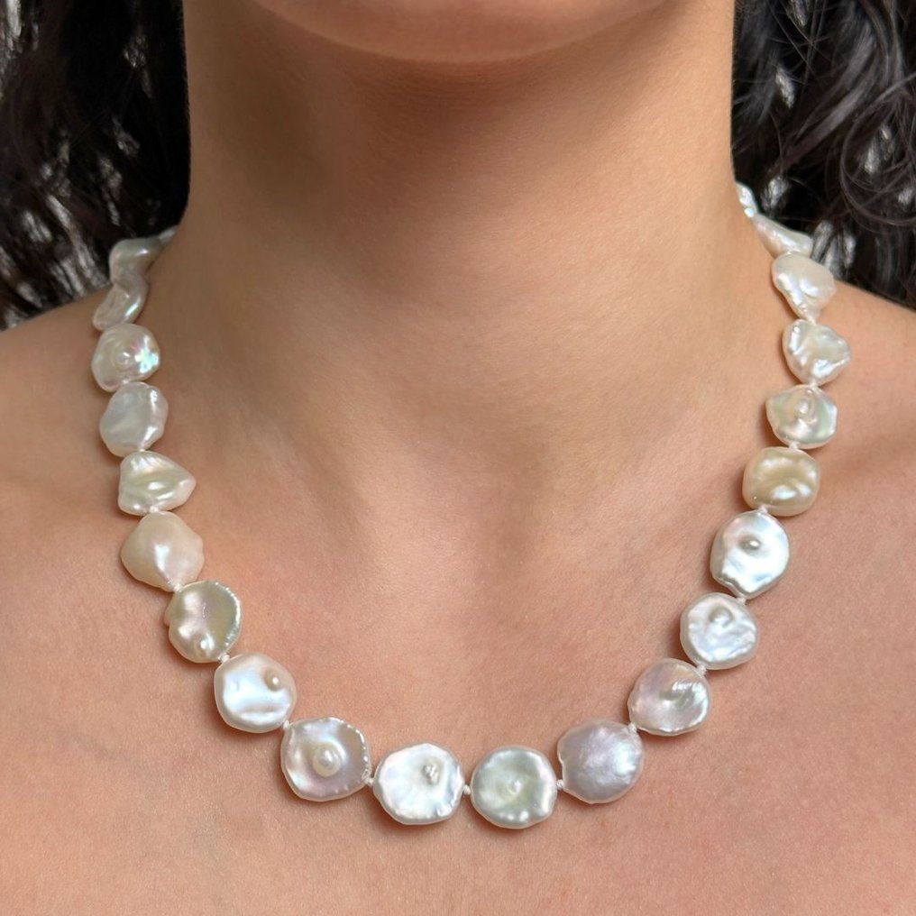 Collana di perle d'acquadolce keshi bianche tondeggianti a scalare, chiusura ad anello a molla lucido in argento dorato 925‰ ø 12/14 mm, cm 46- 41 g - (1) #1.0