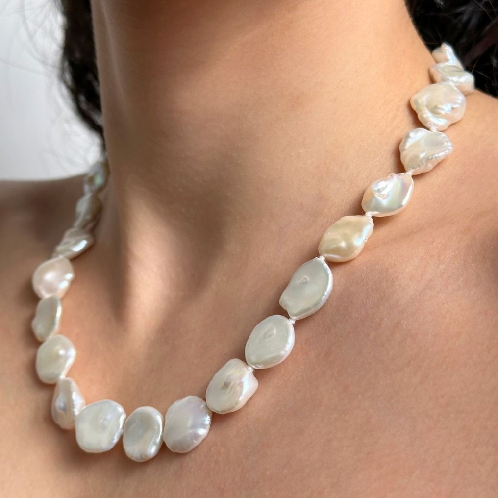 Collana di perle d'acquadolce keshi bianche tondeggianti a scalare, chiusura ad anello a molla lucido in argento dorato 925‰ ø 12/14 mm, cm 46- 41 g - (1) #1.0