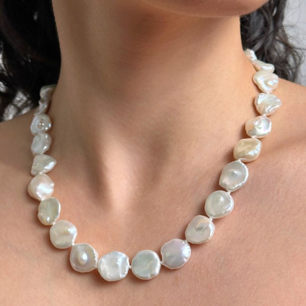 Collana di perle d'acquadolce keshi bianche tondeggianti a scalare, chiusura ad anello a molla lucido in argento dorato 925‰ ø 12/14 mm, cm 46- 41 g - (1) #2.1