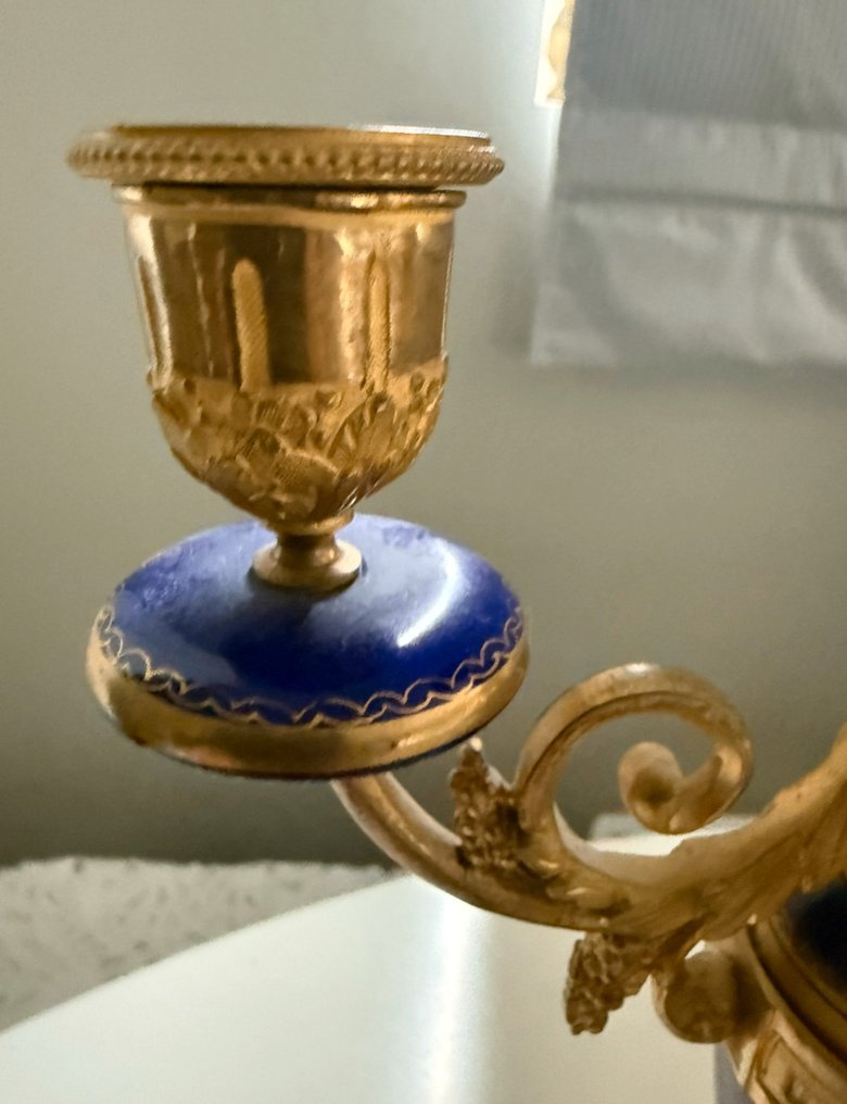 A PAIR OF BRONZE AND PORCELAIN CANDLESTICKS - 枝状大烛台 - 瓷, 冷漆青铜 #2.1