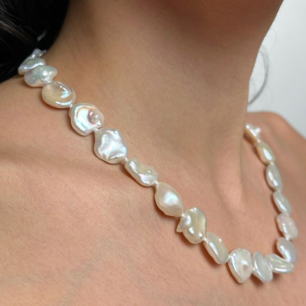 Collana di perle d'acquadolce keshi bianche tondeggianti a scalare, chiusura ad anello a molla lucido in argento dorato 925‰ ø 12/14 mm, cm 46- 41 g - (1) #3.2