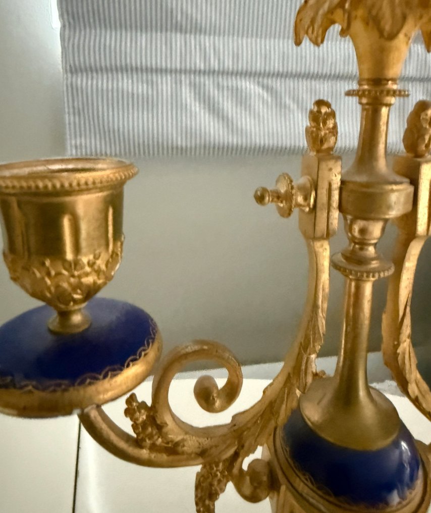 A PAIR OF BRONZE AND PORCELAIN CANDLESTICKS - 枝状大烛台 - 瓷, 冷漆青铜 #4.3