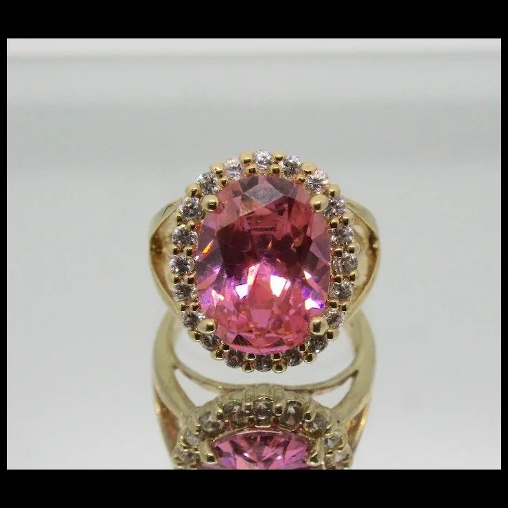 Camrose & Kross - 一块大型粉色的昆兹石水晶，不幸的是，Jacky 在 JFK 去世后才收到这枚戒指。这枚戒指完全符合原样。 - 戒指 #3.2