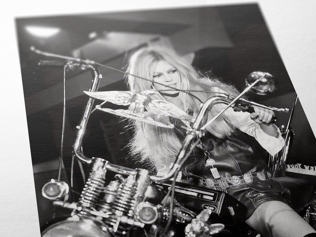 Brigitte Bardot - Song "With Harley Davidson" 1968 - XXL Fine Art Photography - 80x60 cm ! - Limited Edition Nr 05 of 100 - Serial 10125 - Collector - No Reserve #1.0