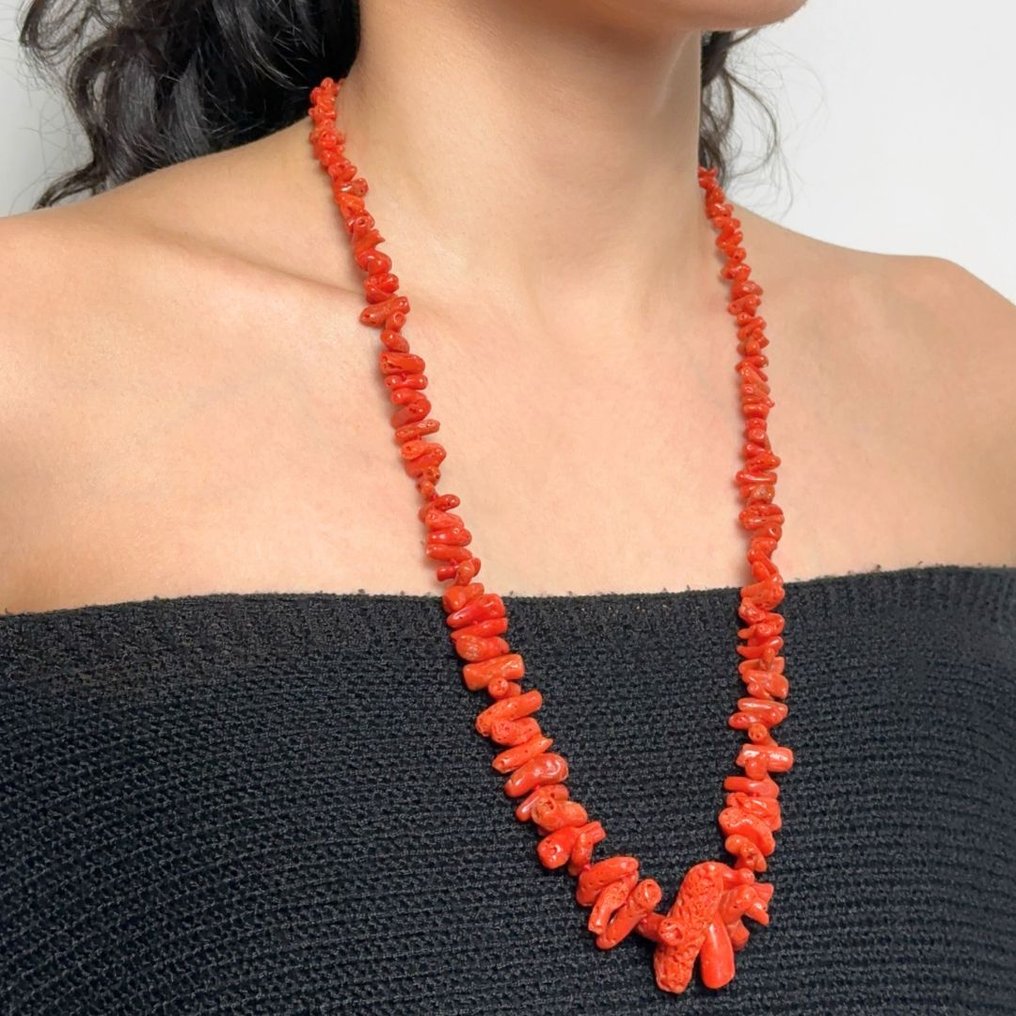 Φυσική κόκκινη κοράλλι αλυσίδα με τετράγωνο, στρογγυλεμένο, διάτρητο στο κέντρο, σταδιακής κλίμακας. ø 5/30 mm, εκ. 67- 49 g - (1) #1.0