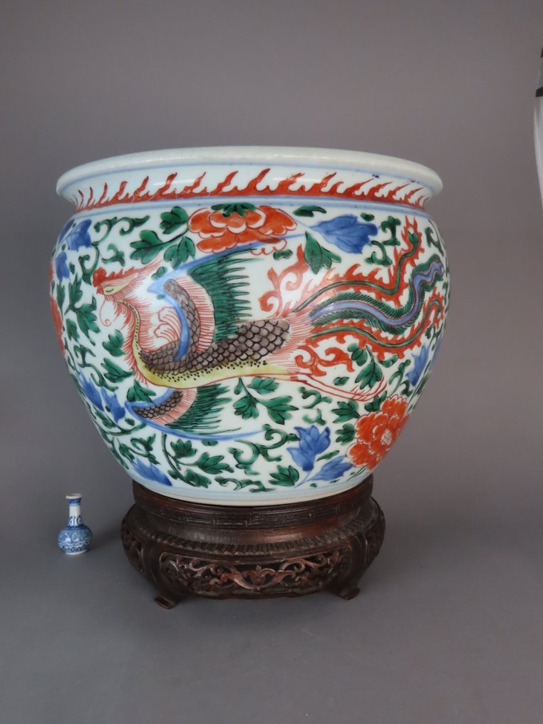 Shunzhi (1644-1662) - Jardinière - Δύο φοίνικες σε πτήση περικυκλωμένοι από παιώνιες - μοτίβα φωτιάς. - Πορσελάνη - Ένας μεγάλος Wucai Jardinaire. #1.0