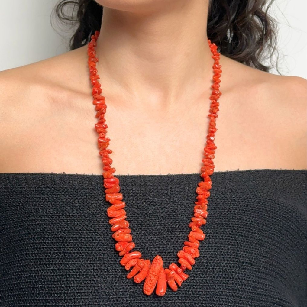 Φυσική κόκκινη κοράλλι αλυσίδα με τετράγωνο, στρογγυλεμένο, διάτρητο στο κέντρο, σταδιακής κλίμακας. ø 5/30 mm, εκ. 67- 49 g - (1) #2.1