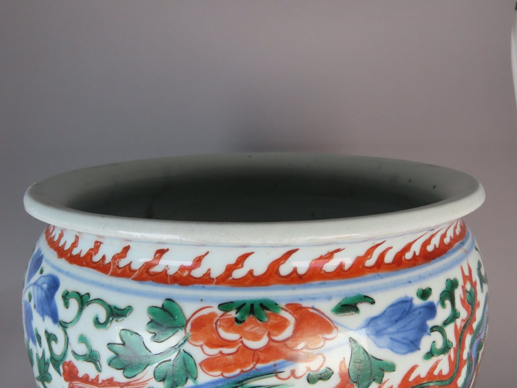 Shunzhi (1644-1662) - Jardinière - Δύο φοίνικες σε πτήση περικυκλωμένοι από παιώνιες - μοτίβα φωτιάς. - Πορσελάνη - Ένας μεγάλος Wucai Jardinaire. #3.2