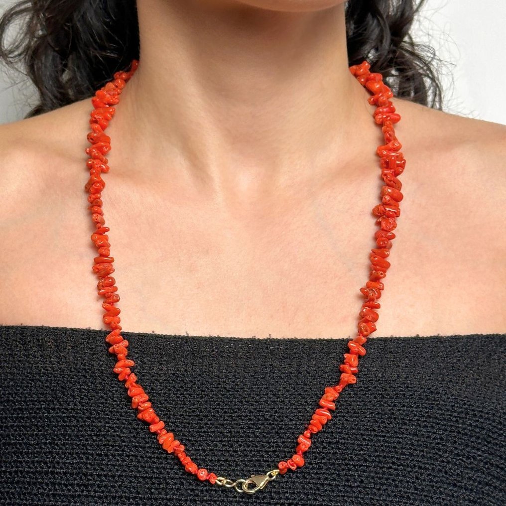 Φυσική κόκκινη κοράλλι αλυσίδα με τετράγωνο, στρογγυλεμένο, διάτρητο στο κέντρο, σταδιακής κλίμακας. ø 5/30 mm, εκ. 67- 49 g - (1) #4.3