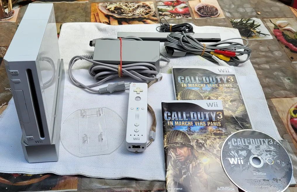 Nintendo - Wii - White RVL-001 including demo games with base, cables, 1 controller + 1 nunchunk and 1 game - Video game console + games #1.0