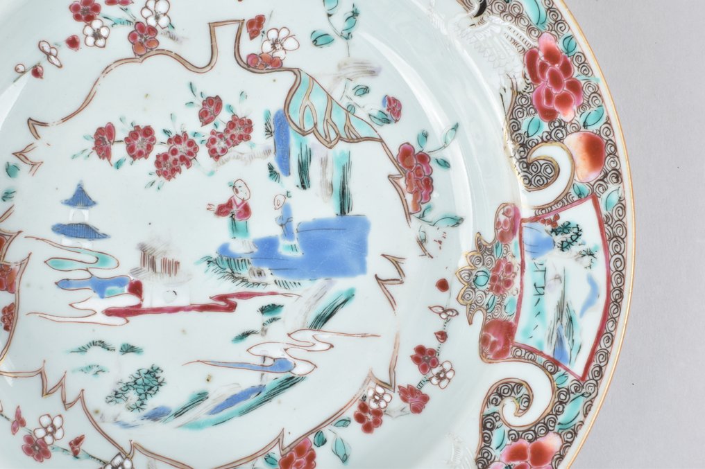 盘子 - A CHINESE FAMILLE ROSE PLATE DECORATED WITH FIGURES IN A LANDSCAPE - 瓷 #4.3