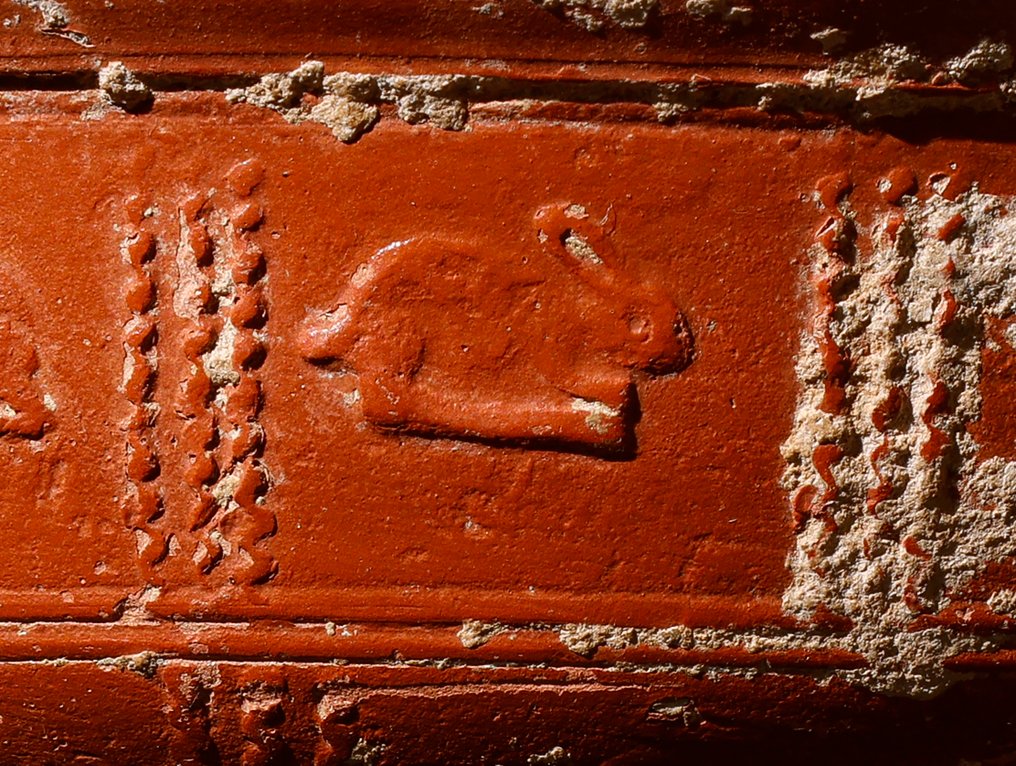 Roma antica Ciotola in terra sigillata con un bellissimo decoro. - 6.5 cm #1.0