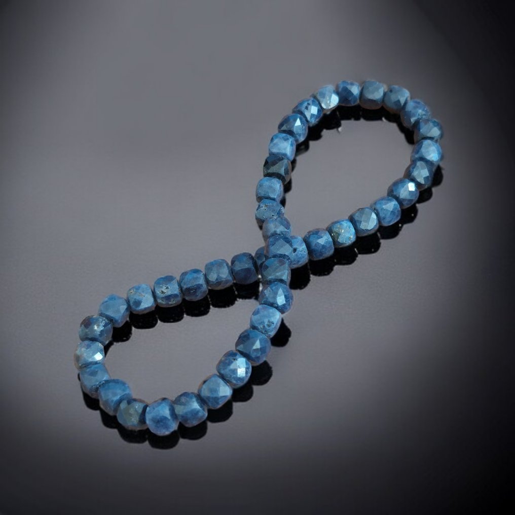 深蓝色蓝宝石。优质切割的镶嵌手链。 未经过处理的天然石材。 - 高度: 4 mm- 7 g #2.1