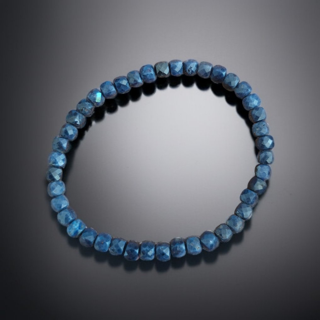 深蓝色蓝宝石。优质切割的镶嵌手链。 未经过处理的天然石材。 - 高度: 4 mm- 7 g #3.2