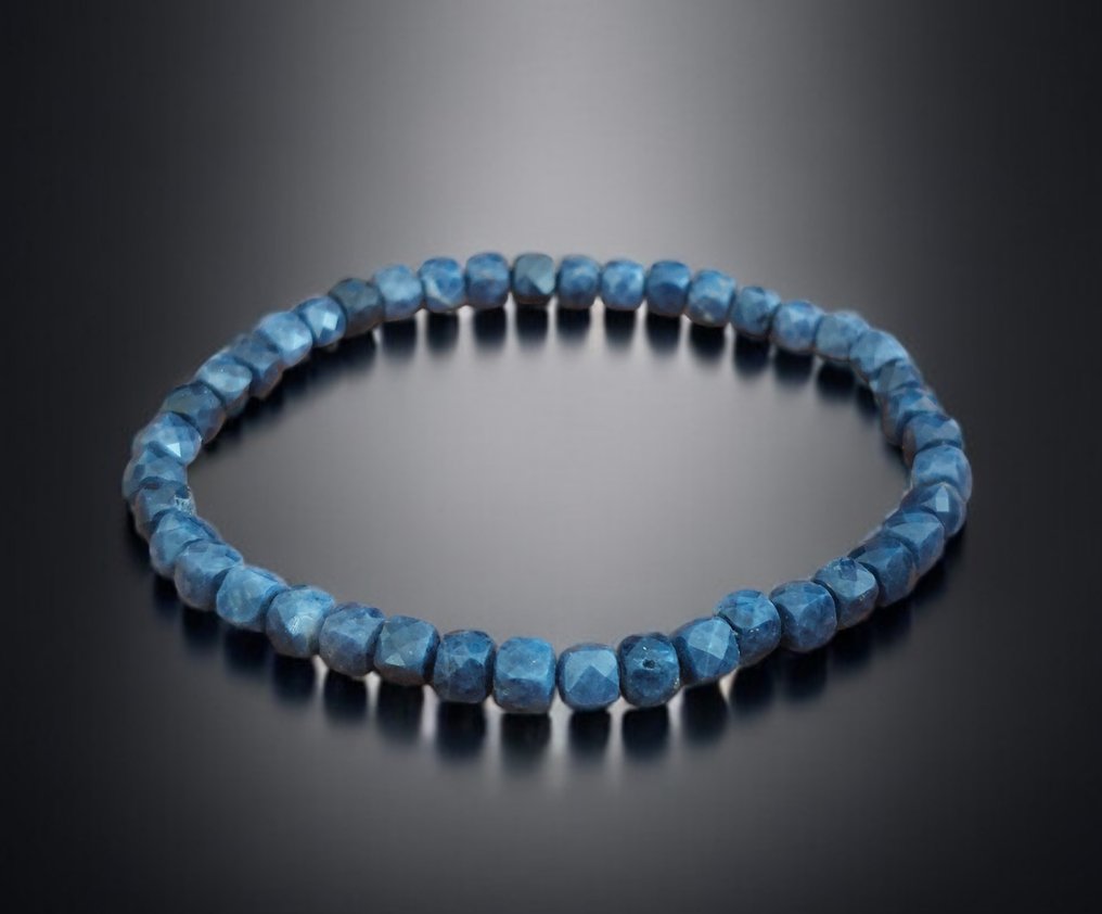 深蓝色蓝宝石。优质切割的镶嵌手链。 未经过处理的天然石材。 - 高度: 4 mm- 7 g #1.0