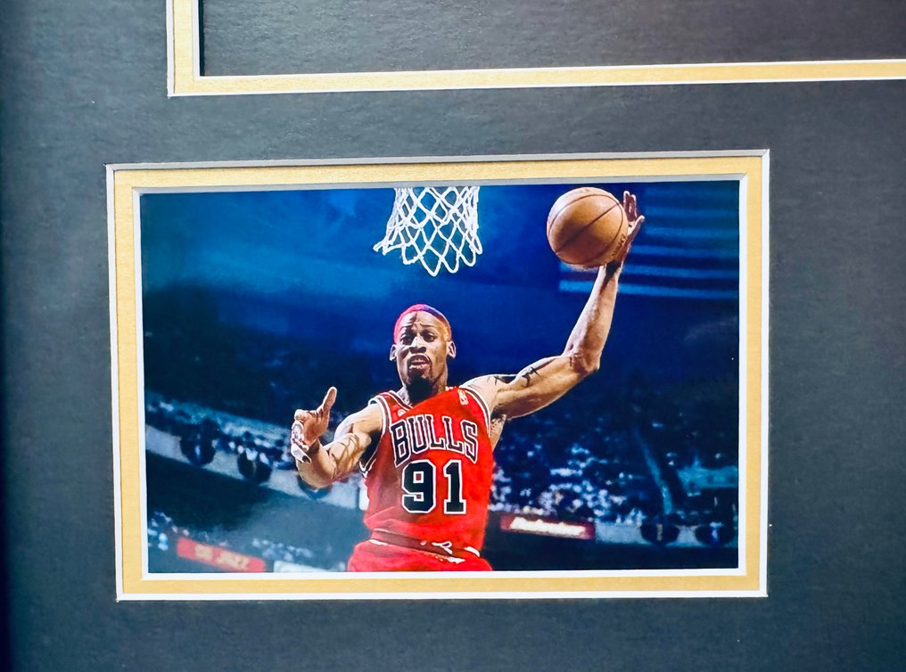 芝加哥公牛队 - NBA - Dennis Rodman - 签名定制篮球 jersey + 铭文 / 豪华相框 / Beckett  #3.2