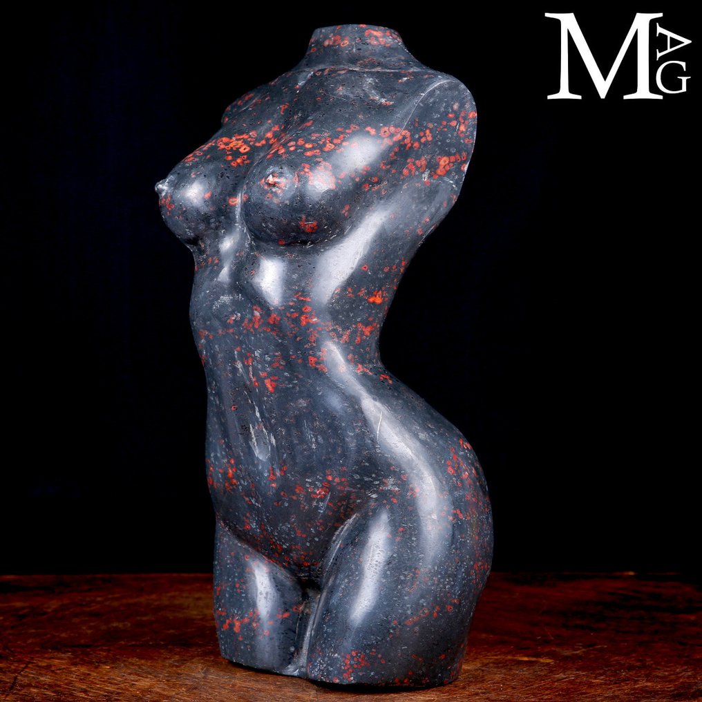 由一块带有红色包裹物的黑色碧玉块雕刻而成 黑碧玉中的女性身体雕塑，带有红色包裹物 - 高度: 370 mm - 闊度: 205 mm- 12.7 kg #1.0
