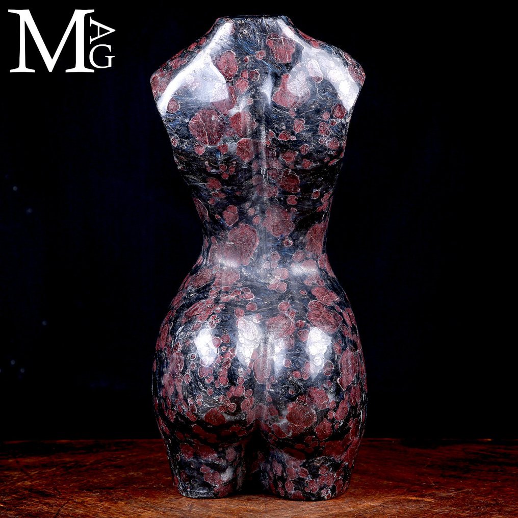 由一块天然石榴石雕刻而成的优雅女性身体 片麻岩女性躯干雕塑，镶嵌石榴石 - 高度: 400 mm - 宽度: 190 mm- 18.2 kg #3.2