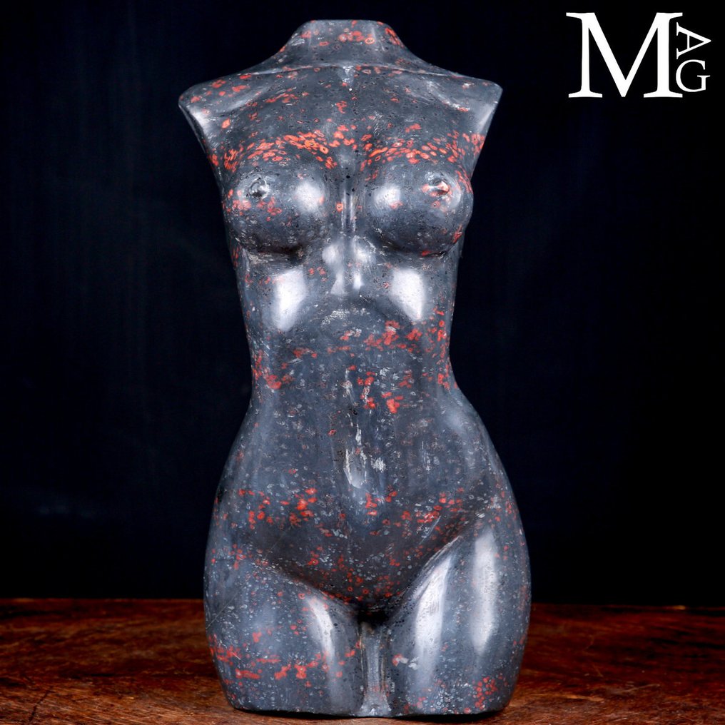由一块带有红色包裹物的黑色碧玉块雕刻而成 黑碧玉中的女性身体雕塑，带有红色包裹物 - 高度: 370 mm - 闊度: 205 mm- 12.7 kg #3.2