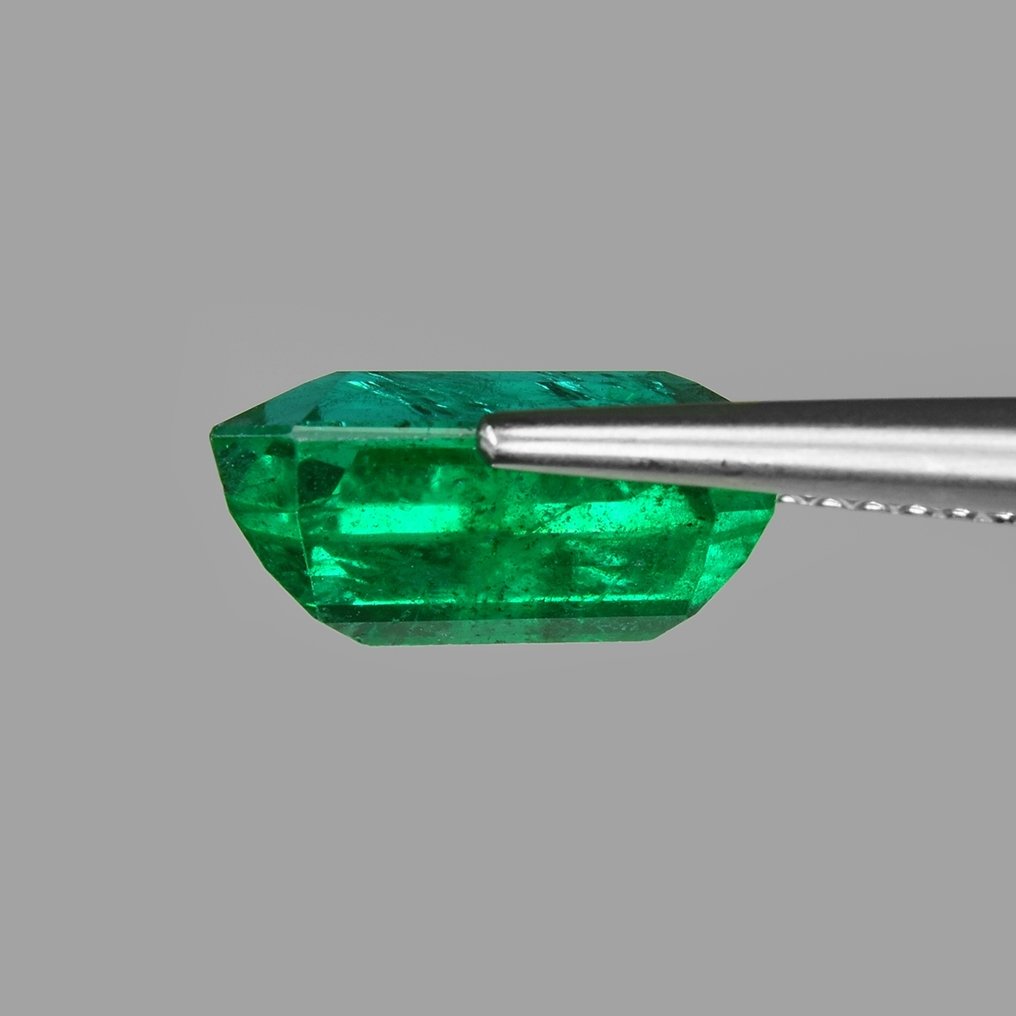 1 pcs Green Emerald - 3.39 ct - Bellerophon Gemlab #3.2