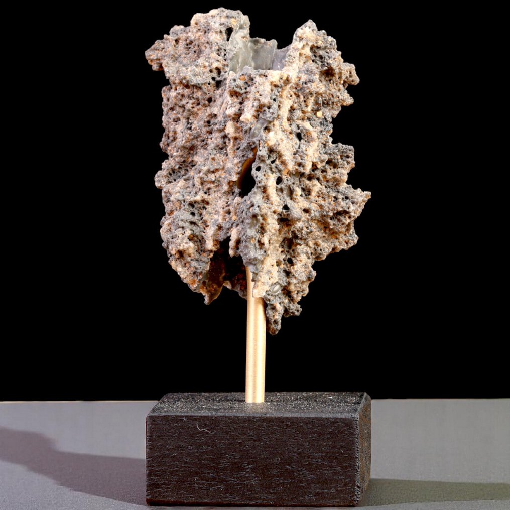 Rare lightning. Energy released by a lightning bolt. - Height: 85 mm - Width: 50 mm- 50 g #1.0