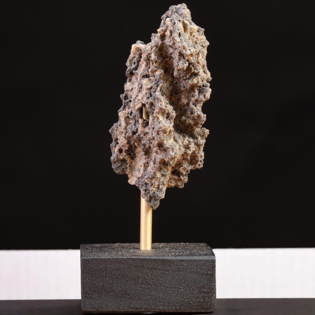 Rare lightning. Energy released by a lightning bolt. - Height: 85 mm - Width: 50 mm- 50 g #4.3