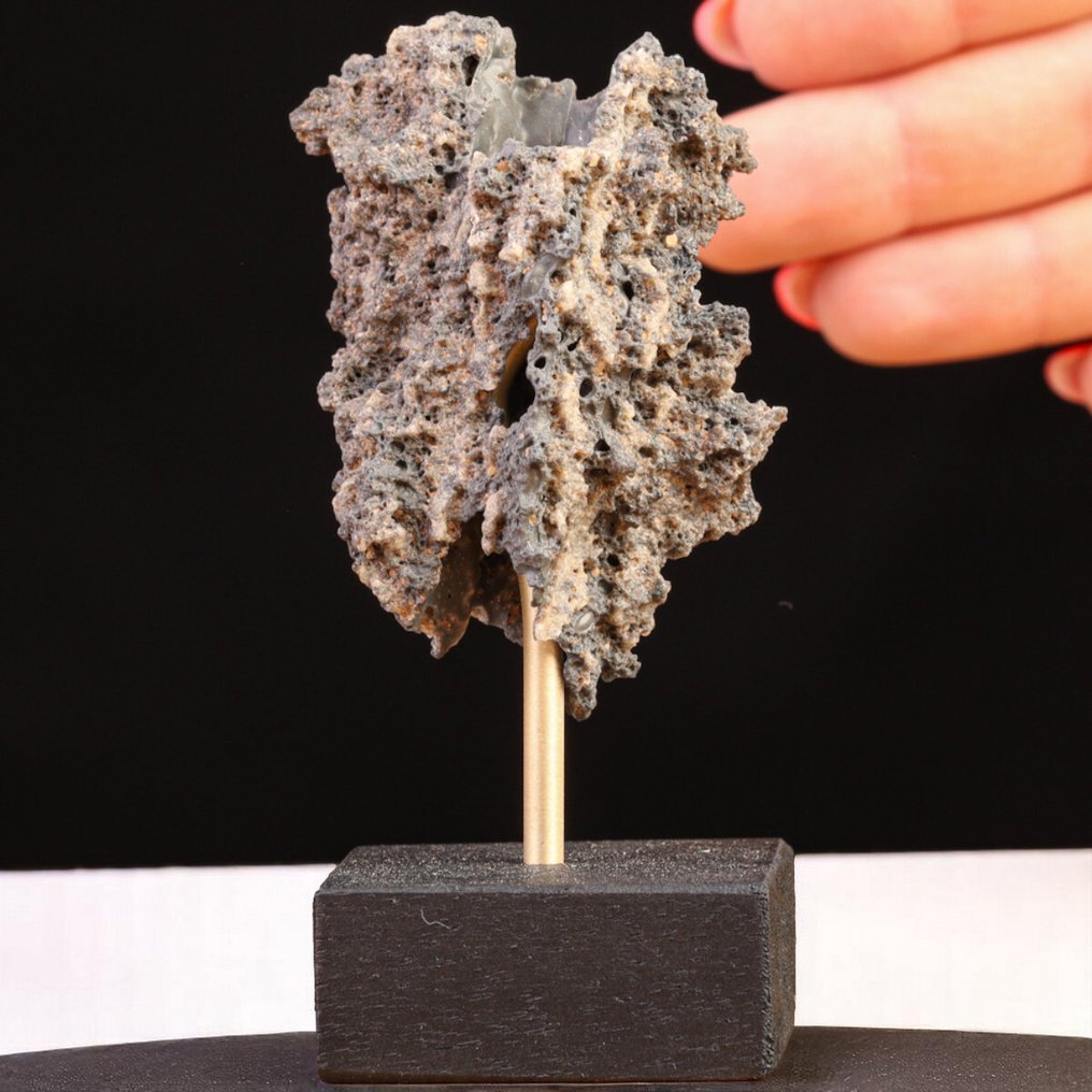 Rare lightning. Energy released by a lightning bolt. - Height: 85 mm - Width: 50 mm- 50 g #1.0