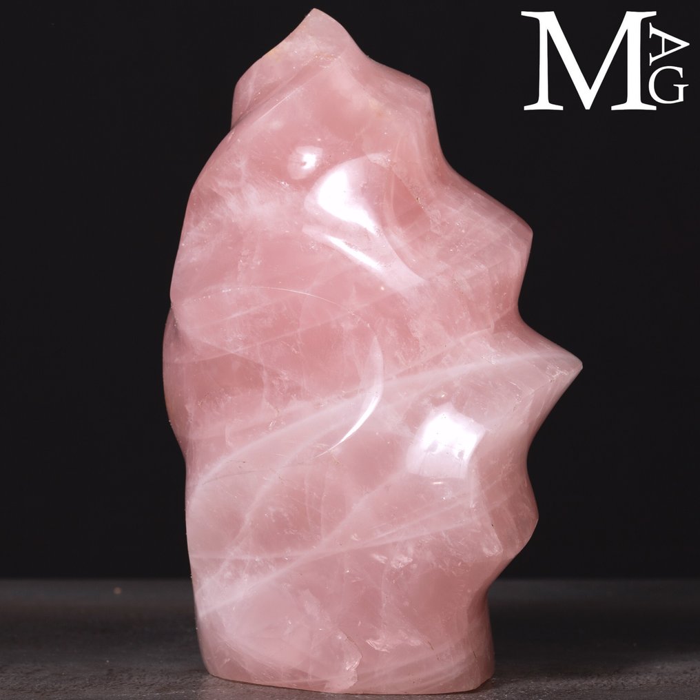 Carving in natural rose quartz, shaped into a sinuous flame shape. Rose Quartz – Flame Carving - Height: 203 mm - Width: 130 mm- 3170 g #3.2