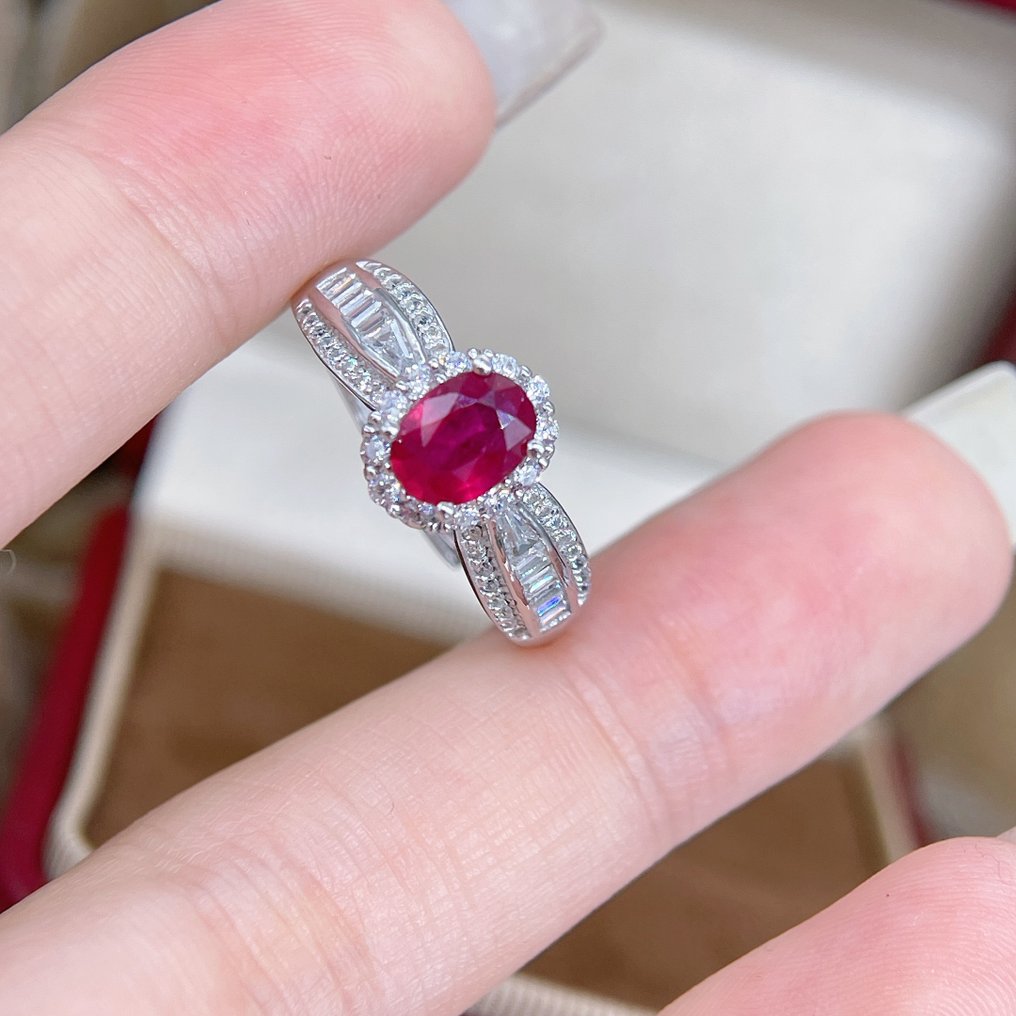 ***ΧΩΡΙΣ ΕΛΑΧΙΣΤΗ ΠΡΟΣΦΟΡΑ*** Κλασική δαχτυλίδι Ruby Halo – Ωοειδές κόκκινο κέντρο με διακόσμηση Οβάλ κόψιμο - πέτρα 1 καρατίων - ρυθμιζόμενο μέγεθος. - Ύψος: 6 mm - Πλάτος: 10 mm- 3.2 g - (1) #4.3