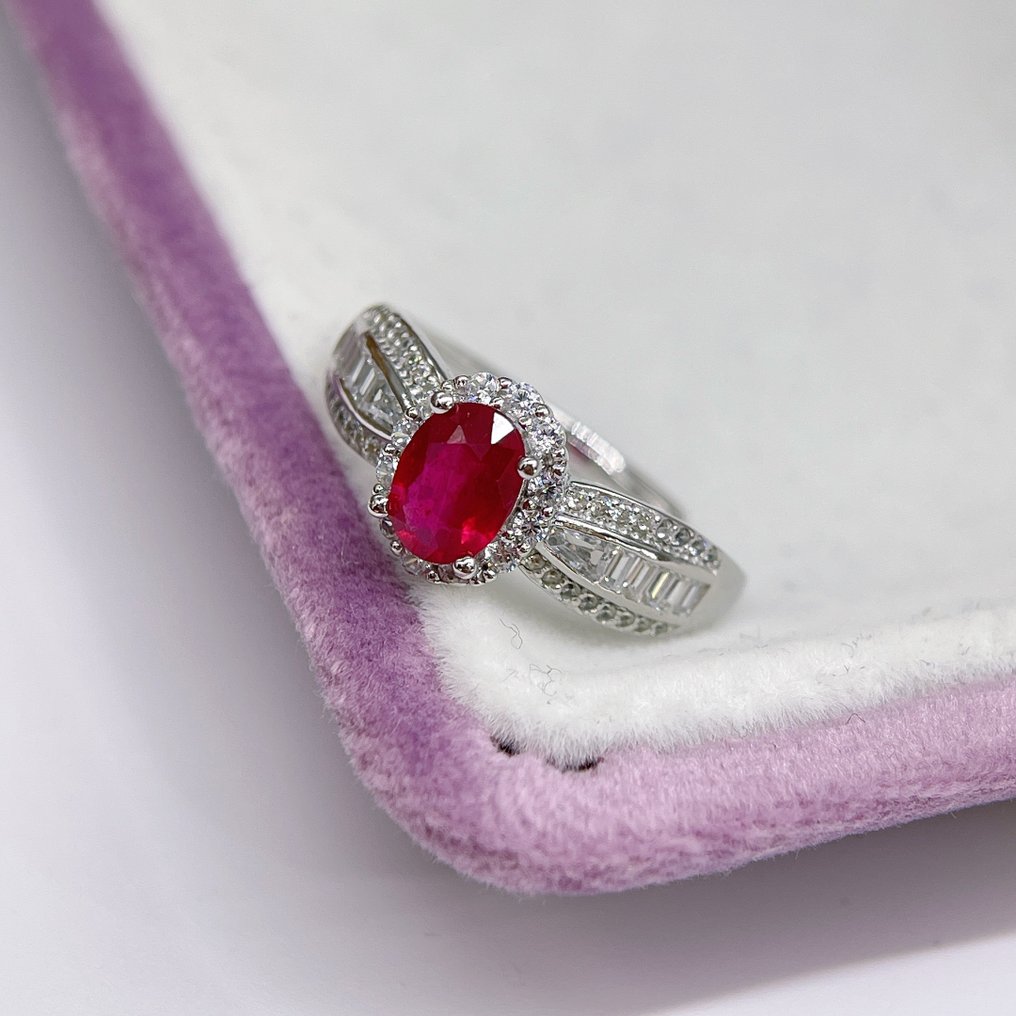 ***ΧΩΡΙΣ ΕΛΑΧΙΣΤΗ ΠΡΟΣΦΟΡΑ*** Κλασική δαχτυλίδι Ruby Halo – Ωοειδές κόκκινο κέντρο με διακόσμηση Οβάλ κόψιμο - πέτρα 1 καρατίων - ρυθμιζόμενο μέγεθος. - Ύψος: 6 mm - Πλάτος: 10 mm- 3.2 g - (1) #1.0