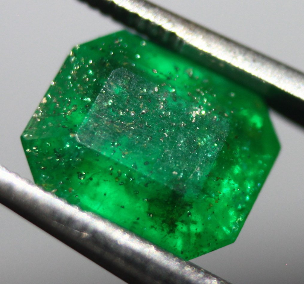 ΔΩΡΕΑΝ ΑΠΟΣΤΟΛΗ κατ. 1.90 Prezioso Smeraldo Trasparente Swat Naturale Χωρίς ελάχιστη τιμή εκχώρησης - Ύψος: 9 mm - Πλάτος: 7 mm- 0.38 g #3.2