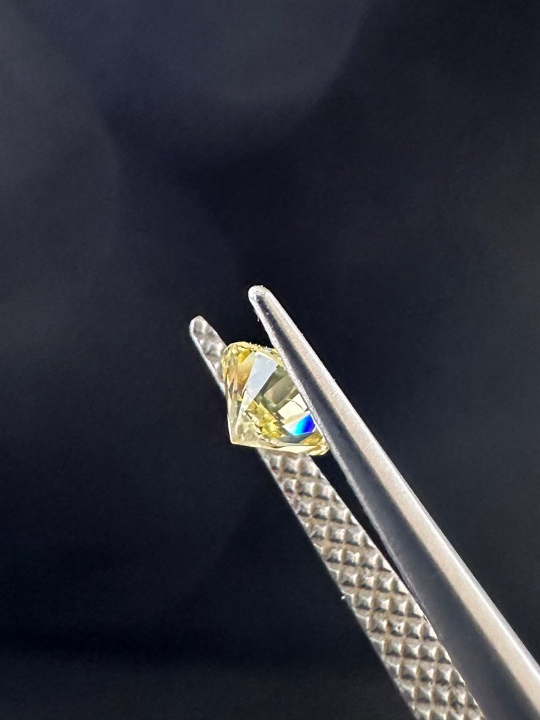 1 pcs Διαμάντι  (Φυσικού χρώματος)  - 0.27 ct - Στρογγυλό - Fancy intense Πρασινωπό Κίτρινο - SI2 - International Gemological Institute (IGI) #4.3